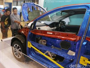Foto : Pengunjung GIIAS Terpesona dengan Daihatsu Sigra yang Dikuliti Foto : Pengunjung GIIAS Terpesona dengan Daihatsu Sigra yang Dikuliti