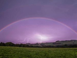 Foto: Fenomena Alam, Pelangi di Malam Hari