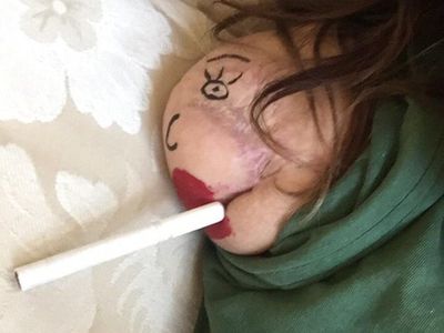 Foto Lucu Wanita Dengan Satu Tangan Ini Viral di Medsos
