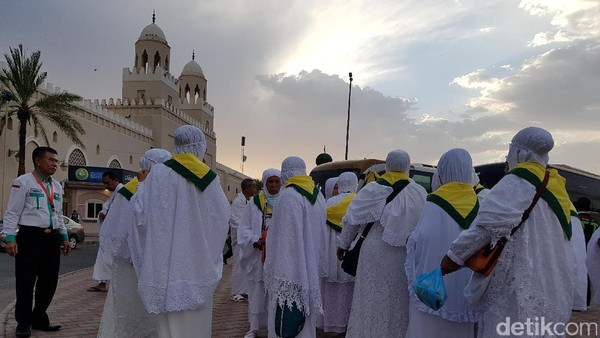 Bir Ali, tempat jemaah umrah dan haji melakukan miqat (berniat umrah atau haji dan mengenakan ihram)