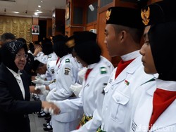 Kukuhkan 100 Anggota Paskibraka, Ini Pesan Wali Kota Risma