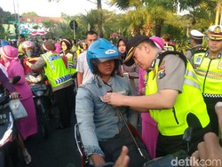 1.000 Pin Merah Putih Dibagikan ke Pengguna Jalan Peringati HUT RI