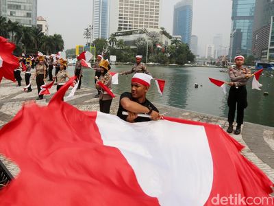 Aksi Polisi Lakukan Koreografi Kemerdekaan