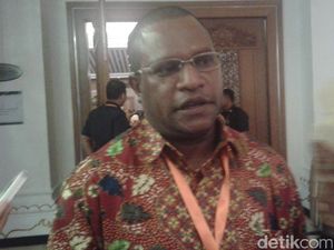 Nakes Teladan dari Papua Ini Berdedikasi dalam Sosialisasi Pada Warga