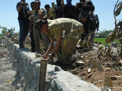 Bupati Enthus Ancam Bongkar Talud yang Tidak Sesuai Bestek