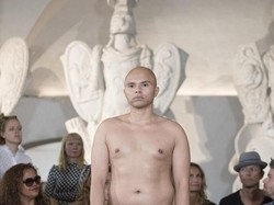 Desainer Ini Tampilkan Model-model Tanpa Busana di Catwalk, Apa Maksudnya?