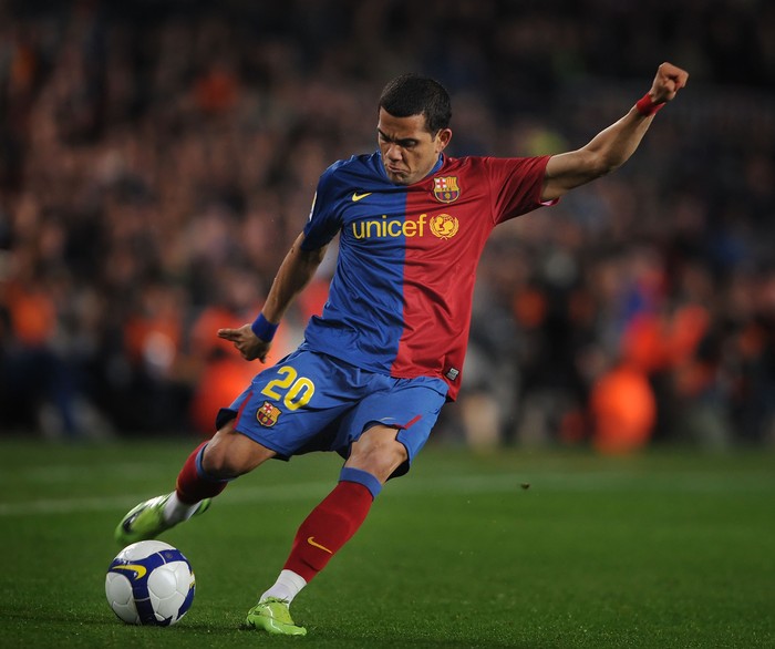 Dani Alves BARCELONA, SPAIN - FEBRUARY 21: Dani Alves of Barcelona crosses the ball during the La Liga match between Barcelona and Espanyol at the Camp Nou stadium on February 21, 2009 in Barcelona, Spain. (Photo by Denis Doyle/Getty Images)