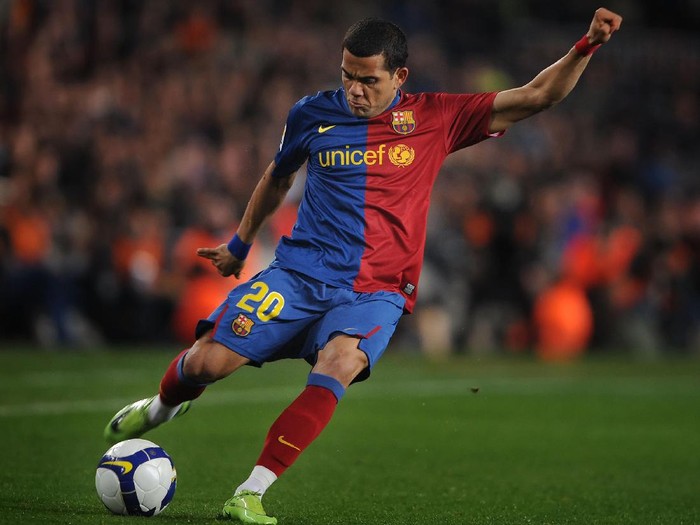 BARCELONA, SPAIN - FEBRUARY 21:  Dani Alves of Barcelona crosses the ball during the La Liga match between Barcelona and Espanyol at the Camp Nou stadium on February 21, 2009 in Barcelona, Spain.  (Photo by Denis Doyle/Getty Images)