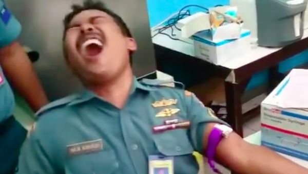 Duh Pak, Malu Sama Kumis! Tentara Kok Takut Disuntik