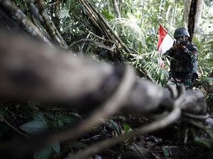 Foto: Ketika Tentara Indonesia dan Malaysia Patroli Bersama