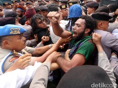 Ricuh, Aksi Aliansi Mahasiswa Papua Dibubarkan