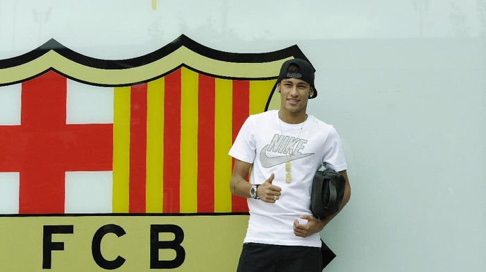 BARCELONA, SPAIN - JUNE 03:  Neymar poses for the media after signing as a new player of the FC Barcelona at Camp Nou sports complex on June 3, 2013 in Barcelona, Spain.  (Photo by David Ramos/Getty Images)