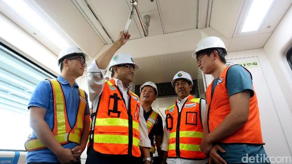 Menhub Budi Karya Jajal Skytrain Bandara
