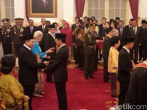 Jokowi Beri Tanda Kehormatan ke Hasyim Muzadi hingga Bagir Manan Jokowi Beri Tanda Kehormatan ke Hasyim Muzadi hingga Bagir Manan