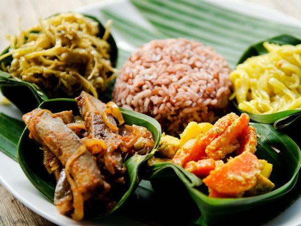 Dijamin Kekenyangan! 7 Racikan Nasi Komplet Tradisional untuk Makan Siang