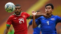 Marinus Wanewar kesulitan untuk menembus pemain belakang Thailand. Satu kerja samanya dengan Osvaldo Haay berbuah penalti untuk Indonesia. (Foto: Manan Vatsyayana/AFP)