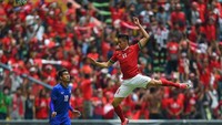 Gavin Kwan Adsit harus bersusah payah untuk mengamankan sisi kanan pertahanan Indonesia. Dia bermain penuh di pertandingan pertama Grup B. (Foto: Manan Vatsyayana/AFP)