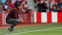 Bergaya santai sekaligus bernuansa olahraga. Begitulah gambaran dari kombinasi busana pilihan Manajer Southampton Mauricio Pellegrino di pekan pembuka Premier League. (Foto: Peter Nicholls/REUTERS)