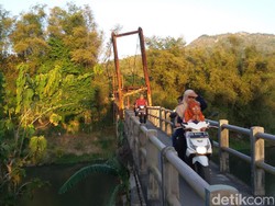 Melihat Nekatnya Warga saat Melintasi Jembatan Miring di Bantul