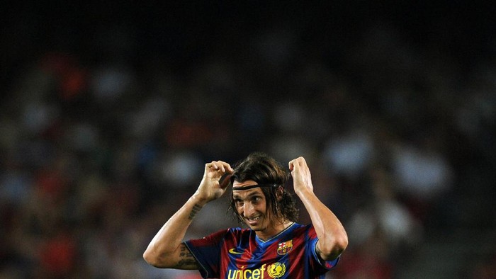 Zlatan Ibrahimovic BARCELONA, SPAIN - AUGUST 31: Zlatan Ibrahimovic of Barcelona fixes his headband during the La Liga match between Barcelona and Sporting Gijon at the Nou Camp stadium on August 31, 2009 in Barcelona, Spain. (Photo by Denis Doyle/Getty Images)