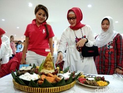 Organisasi Wanita di Surabaya Lomba Nyusun Tumpeng Polo Pendem