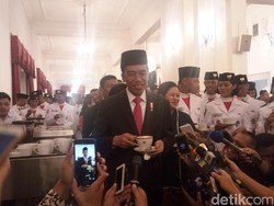 Nikmatnya Jokowi Nyeruput Kopi Khas Bali Bersama Paskibraka