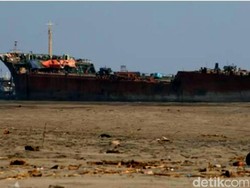 Tugboat Rusak, Kapal Tanker Terdampar di Perairan Cianjur