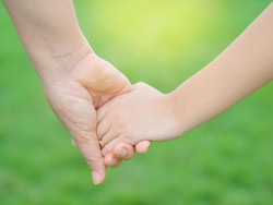 Cerita Bocah yang Kulitnya Seperti Batu karena Penyakit Langka