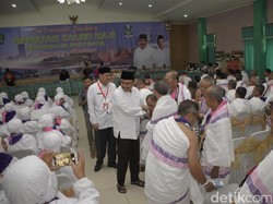 Lepas Calon Haji Gelombang II, Wagub Jatim Titip Doa ke Jemaah