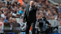 Jarang melihat Rafael Benitez tidak tampil dengan setelan lengkap. Begitu pula ketika menemani Newcastle United akhir pekan lalu. (Foto: Scott Heppell/REUTERS)
