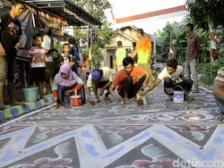 Meriahkan HUT RI ke-72, Warga Pekalongan Membatik Jalan Desa
