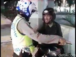Video Pengendara Ngamuk dan Rusak Motornya karena Ditilang