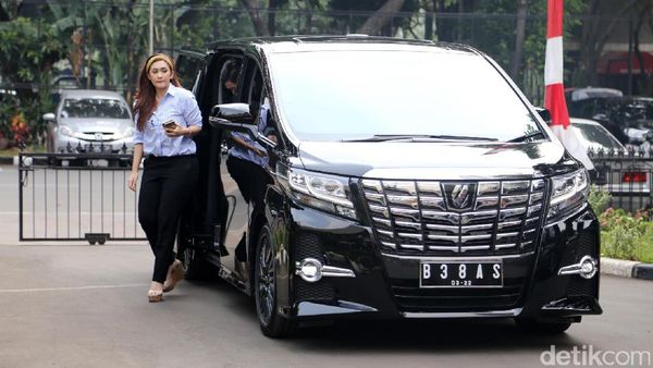 Nafa Urbach Sambangi Polda Sendirian, ke Mana Zack Lee?