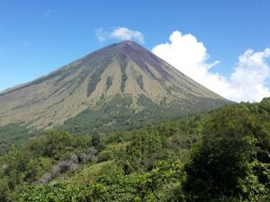 Santap Asyik Ditemani Pesona Gunung Inerie