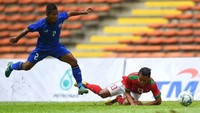 Febri Haryadi harus jatuh bangun untuk melewati penjagaan pemain belakang Thailand. Salah satu pelanggaran pada pemain Persib Bandung itu berbuah kartu kuning. (Foto: Manan Vatsyayana/AFP)