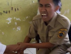 Viral, Video Guru Jadi Korban Tendangan Maut Siswi Takut Disuntik
