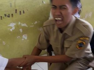Viral, Video Guru Jadi Korban Tendangan Maut Siswi Takut Disuntik Viral, Video Guru Jadi Korban Tendangan Maut Siswi Takut Disuntik