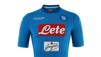 Napoli menggunakan apparel Kappa. Warna jersey kandang mereka tetap biru langit, dengan dua sponsor di dada. (Foto: dok.Napoli)