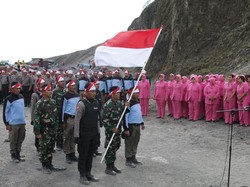Saat Bendera Merah Putih Berkibar di Puncak Gunung Kelud