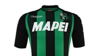 Sassuolo juga dipasok oleh Kappa di musim ini. Jersey kandang mereka tetap hijau-hitam, tak ada perubahan berarti. (Foto: dok. Sassuolo)