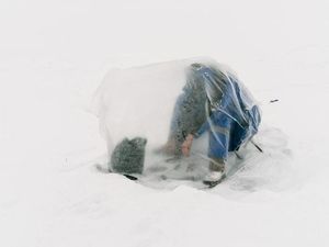 Begini Jadinya Kalau Mancing di Sungai Es