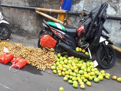 Penjual Buah dan Marketing Motor di Trotoar Tanah Abang Ditertibkan