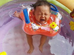 Ingat ya Bunda, Pelampung Leher Tidak 100 Persen Aman untuk Bayi