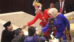Foto: Cantiknya Bu Iriana Jadi Wanita Bali, Bu Mufidah Berkebaya