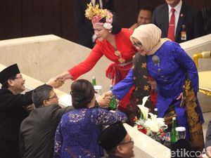 Foto: Cantiknya Bu Iriana Jadi Wanita Bali, Bu Mufidah Berkebaya