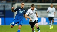 James Milner lantas berperan besar menggandakan keunggulan Liverpool. Umpan silangnya menyerempet tubuh Havard Nordtveit dan masuk ke gawang Hoffenheim. Gol itu dianggap sebagai gol bunuh diri. (Foto: Ralph Orlowski/ REUTERS)