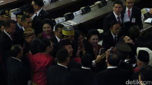 Foto: Saat Jokowi Diserbu Ajakan Selfie Anggota Dewan