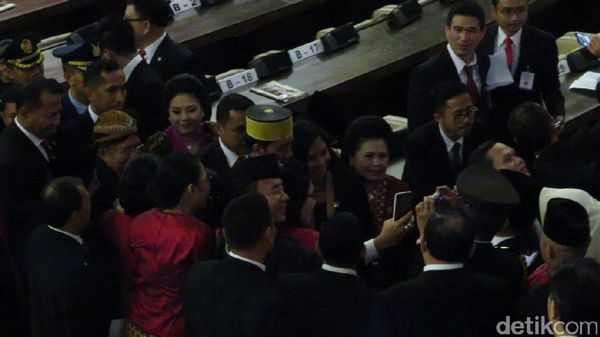 Foto: Saat Jokowi Diserbu Ajakan Selfie Anggota Dewan