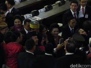 Foto: Saat Jokowi Diserbu Ajakan Selfie Anggota Dewan