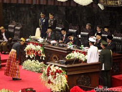 Saat Jokowi Bungkukkan Badan ke Anggota Dewan di Sidang Tahunan